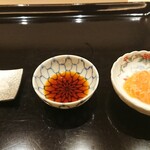 鮨 おおが - お造りの薬味は塩、醤油、生クチコ