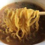 ウエルシア - キャーーー！！！札幌味噌ラーメン独特の麺が再現されてる！この多加水麺、好きでは無いが、この出来上がり具合には驚く！！！
            
            いざ！   美味いなぁ〜〜〜
            
            コレよりマズイラーメン屋結構あるわ^^;
            
            
            