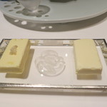 ア・ニュ ルトゥルヴェ・ヴー - 有塩と無塩バター　(2012/03)