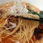 らーめん藪づか - スープをよく乗せる細麺。