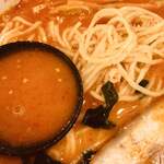 Onigarashi - 味噌ラーメン超辛（スープ、麺）