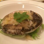 中国レストラン 桃花林 - 蝦夷アワビの姿蒸し XO醬風味