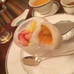 中国レストラン 桃花林 - 温かいマンゴー大福…かな？