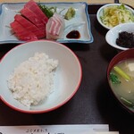 Shima da - お刺身定食普通だと丼飯で835円、茶碗にしてもらうと50円引き。
                        私は茶碗の更に半分です。