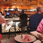 Arancino di Mare - お店はいつも行列が出来る人気店、私達は予約してなかったんで少し待ってテーブルを使っての食事です。