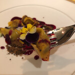 communico - 大和肉鶏のラビオリ ビーツソース