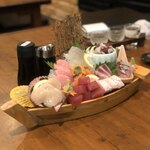 菜菜魚魚 - 刺身の盛り合わせ(シマアジ、ぶりの腹身、ぶりの背、ホタテ、とろ、まぐろ、ひらめ、たこ、サーモン)