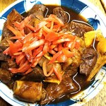 宇ち多゛ - 煮込みに、ダイコンの紅ショウガを移してあります。美味ですよ・・