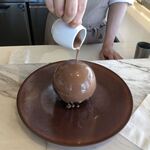 ピエール・エルメ・パリ - ホットチョコレートを掛けると…。