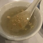 リトル泰興楼 - スープに胡椒をかける。