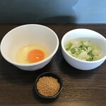 かじろうramen7 - 生卵、ねぎ、魚粉