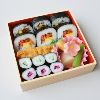 We accept reservations for Bento (boxed lunch) for various events and celebrations.