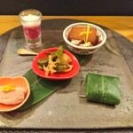 紅くるり大根、とろろ、ナマコ　源助大根とタコの柔らか煮　レンコンと甘とうの炊き合わせ　鴨　笹鮨