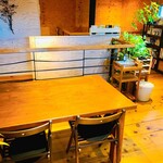 スマイル ファクトリー - 二階のテーブル席。