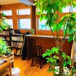 スマイル ファクトリー - 二階のカウンター席。