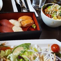 リュクス ダイニング ハプナ - お寿司やサラダも美味しい