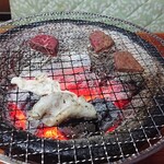 酒童 - ホルモン白 ¥590と牛赤肉¥670