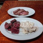 酒童 - 奥が上牛タン¥1,400 手前がホルモン白と牛赤肉