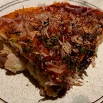 暖家 - 小皿に取り分けたお好み焼き