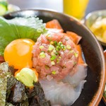 Izakaya Wakitamaru - 海鮮丼750円ご飯・味噌汁おかわり自由！【海鮮丼・サラダ・漬物・味噌汁・コーヒー付き】※ランチタイムのみメニューです！！