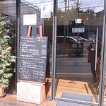 TRATTORIA PACE - ファサード：入口に黒板のメニューを出しています。