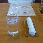 ひまわり - ちゃんとしたおしぼり。お冷や。