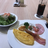 ベルテンポ - 朝食ビュッフェ２７００円（総額）。第一弾。生野菜、蒸し鳥、チーズオムレツ、ポテトグラタン、ブロッコリー、スモークサーモン、ハム、ソーセージ、ベーコン。