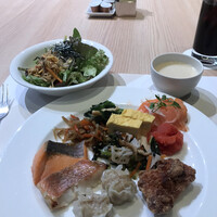 ベルテンポ - 朝食ビュッフェ２７００円（総額）。第二弾。生野菜、ナムル、しゅうまい、赤魚、鮭、きんぴら、お浸し２種、だし巻き卵、スモークサーモン、明太子、唐揚げ、とろろ。