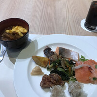 ベルテンポ - 朝食ビュッフェ２７００円（総額）。第三弾。カレーうどん、大学芋と、第二弾でいただいたもの。椎茸やブロッコリーを使ったお浸し？が、とても美味しかったです（╹◡╹）