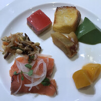 ベルテンポ - 朝食ビュッフェ２７００円（総額）。第四弾。スモークサーモン、ナムル、ベリーのムース、フレンチトースト、芋けんぴ、抹茶プリン、マンゴー。