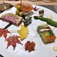 銀座 大石 - オードヴルバリエ：8種の野菜のゼリー寄せ アイオリソースとトマトのドレッシングで、オーストラリア産グリーンアスパラガス、いちじく、クルミとピスタチオのクリーム、フランス産山バトと山ウズラのパテアンクルート、松葉に刺した銀杏、赤キャベツのマリネ