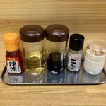 南北麺館 - 卓上のアイテム