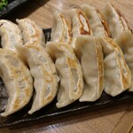 肉汁餃子のダンダダン 武蔵境店 - ダンダダンの餃子は皮が分厚くてモッチモチ！
                                なんにもつけないでイケる。