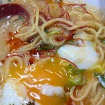 餃子の王将 - 期間限定の「温玉担々麺」の麺アップ