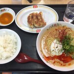 餃子の王将 - 期間限定の「温玉担々麺」の餃子3個＋ライス（小）付きのセット
