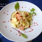 ボンデール - 自家製パスタ　サーモンとりんごのクリームソース
