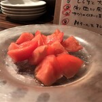 Wain Shokudou Itadakiya - ぶつ切りトマト　お皿にお塩が散りばめています