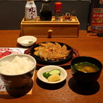 格安ビールと鉄鍋餃子 3・6・5酒場 - 鉄鍋餃子1人前＋白めしセット