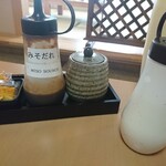 やま浪ーとんかつ・しゃぶしゃぶ・創作和食 - 白いのはサラダのドレッシング