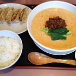 桔梗 - 自慢の「坦々麺」！！。お昼の「坦々麺セット」も好評です。（写真「坦々麺と餃子セット」８８０円）