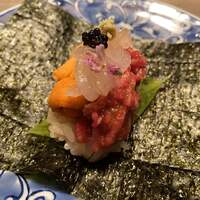 USHIGORO S. NISHIAZABU - 白海老と生雲丹の手巻き。シャリの上には牛肉も。なんともレアな牛肉握り。
