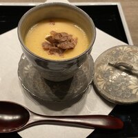 USHIGORO S. NISHIAZABU - 白トリュフとスッポンの茶碗蒸し。見た目は普通の茶碗蒸しだが、底にはコラーゲンの塊のような牛アキレス腱がたっぷりと沈んでいる。スッポンのお出汁と絡まって白トリュフの香りが漂う。