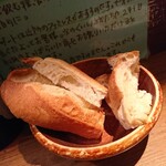 お通しは蜂谷パン：お替り自由って嬉しい♡