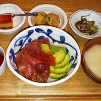 京都石塀小路豆ちゃ 日本橋 - 鮪とアボカドのごまだれ丼