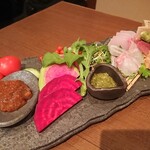 一 - 名物・野菜とお造りの盛り合わせ