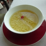 広東料理 センス - 豆腐の菊の花仕立て燕の巣と貝柱のスープ