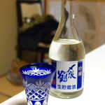 料亭 能登新 - 冷酒「〆張鶴」吟醸生酒（300ml￥1650）。加水調整しない生酒なので、風味がパワフル