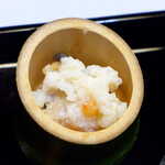 料亭 能登新 - 鮭の飯寿司。鮭の切り身・はらこ・炊いた米を自然発酵させた品、ヨーグルトのように爽やかな乳酸発酵