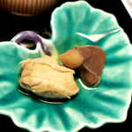 料亭 能登新 - 白子旨煮（手前）…もっちりとして、甘みを感じる。どんびこ旨煮…クセなし、心臓は弾力が強い