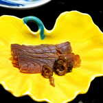 料亭 能登新 - 酒びたし。塩引き鮭を一年以上干し続け、旨味を凝縮させたスローフード。右下、硬い皮はまさに珍味